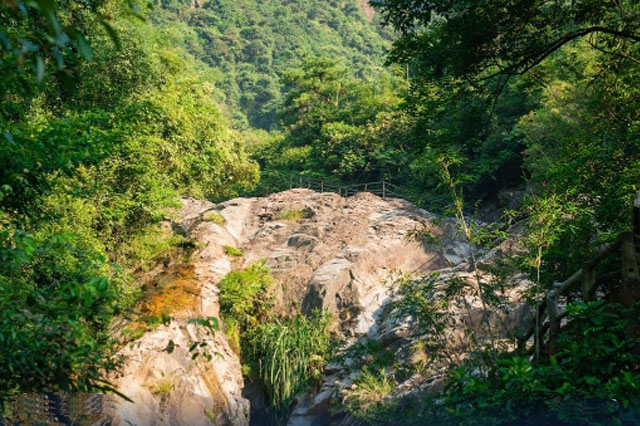 英德天门沟九州驿站树屋度假村爬山