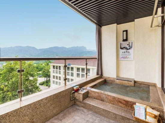 增城三英温泉度假酒店主楼至尊温泉双床房带独立泡池