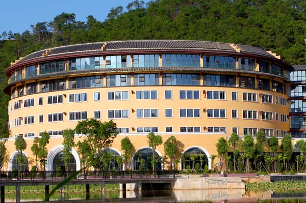 河源巴伐利亚庄园温泉度假区客家围土楼外观