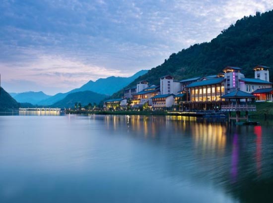 英德宝晶宫天鹅湖温泉度假区欢迎您