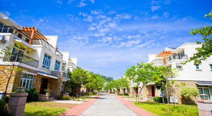 江门新会古兜温泉小镇  山高水美  海阔天更蓝